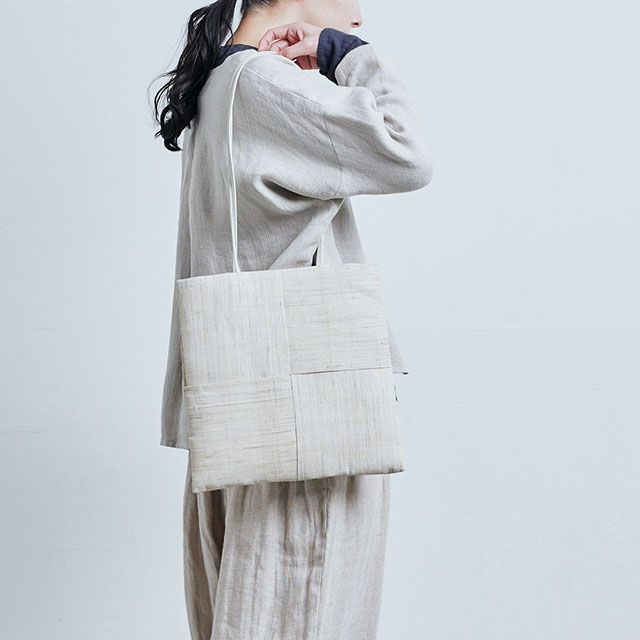 手織り麻格子のフラットバッグ