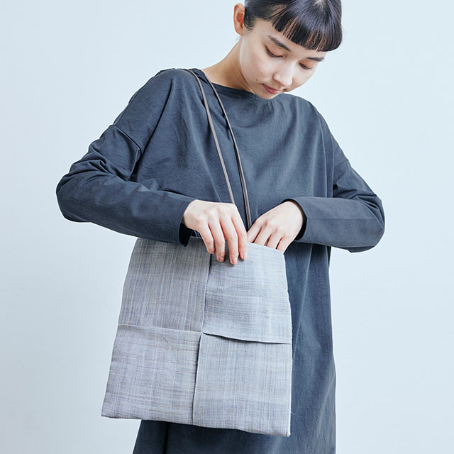 手織り麻格子のフラットバッグ