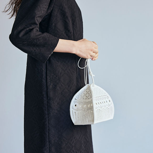 000(トリプル・オゥ)　刺繍ポシェット