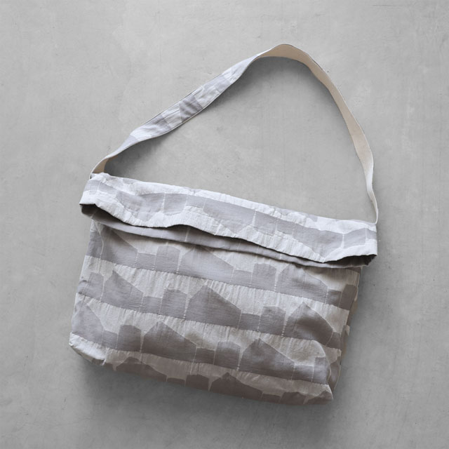 先染め朱子織シャトルジャガード2WAYショルダーバッグ　ライトグレー