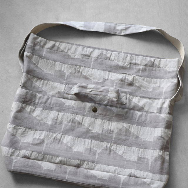 先染め朱子織シャトルジャガード2WAYショルダーバッグ　ライトグレー