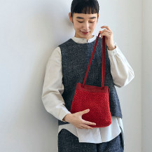 ラッセル編みの巾着バッグ