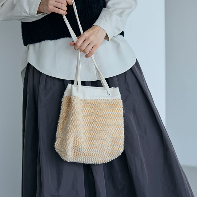 ラッセル編みの巾着バッグ