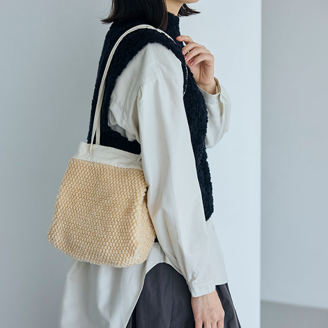 ラッセル編みの巾着バッグ