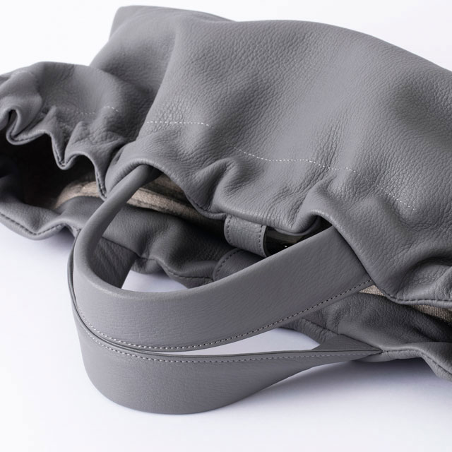 鹿革の横長ギャザートート