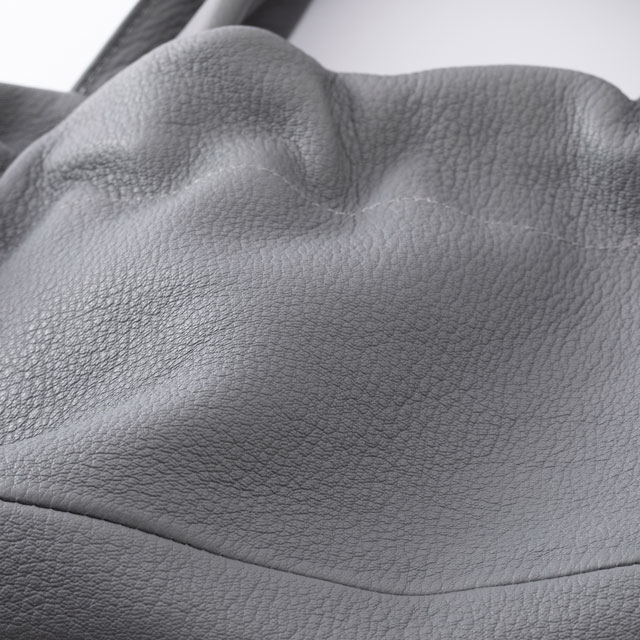 鹿革の横長ギャザートート