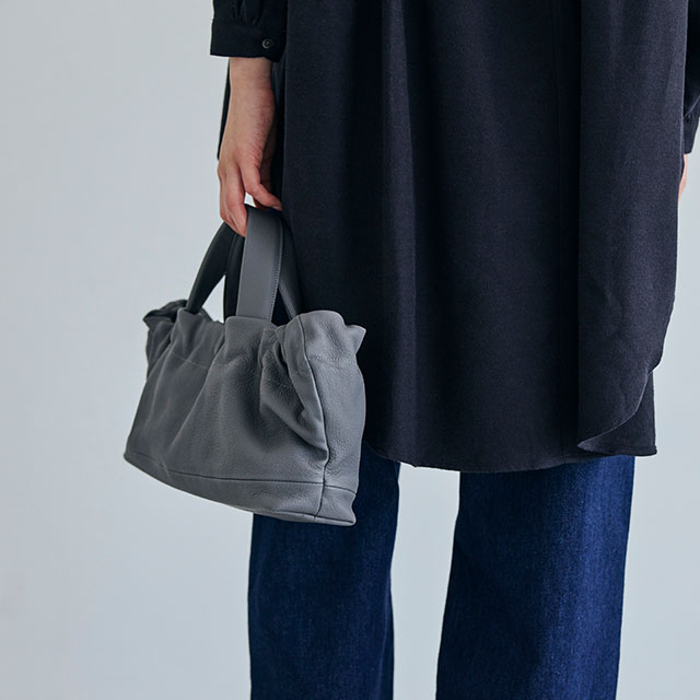 鹿革の横長ギャザートート