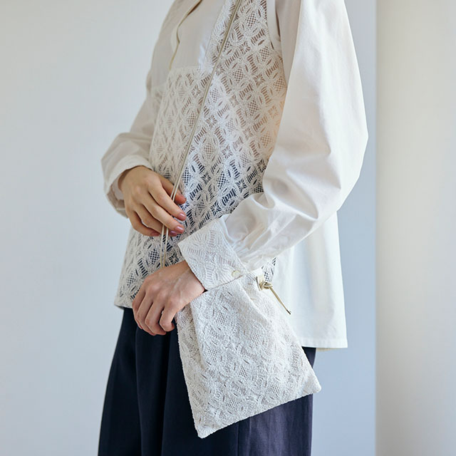 刺繍のポシェット