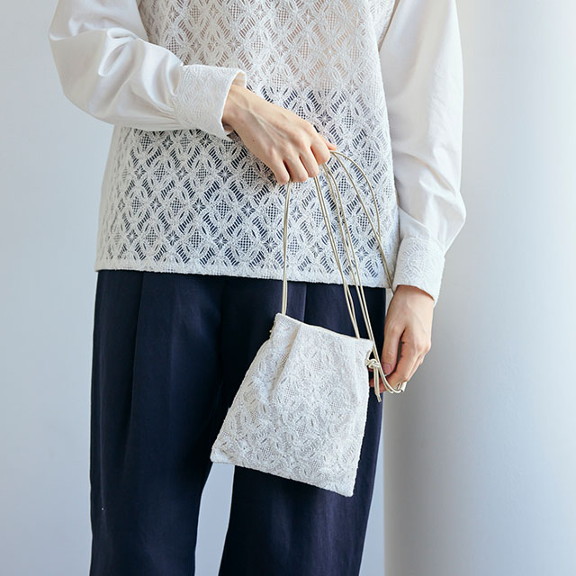 刺繍のポシェット