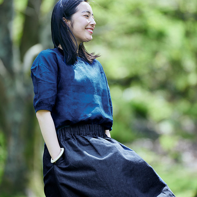 ムラ染めの麻布Ｔシャツ　藍×濃藍