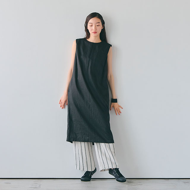 日本の黒　ノースリーブワンピース