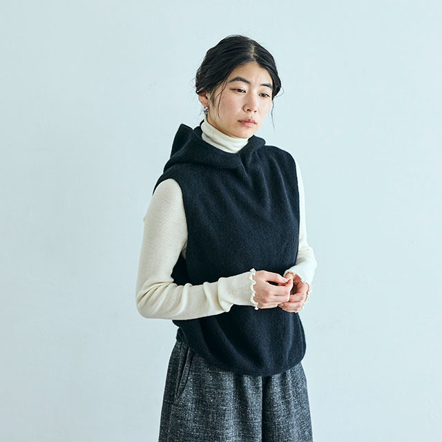 ウールフォックスのライトニットパーカーベスト