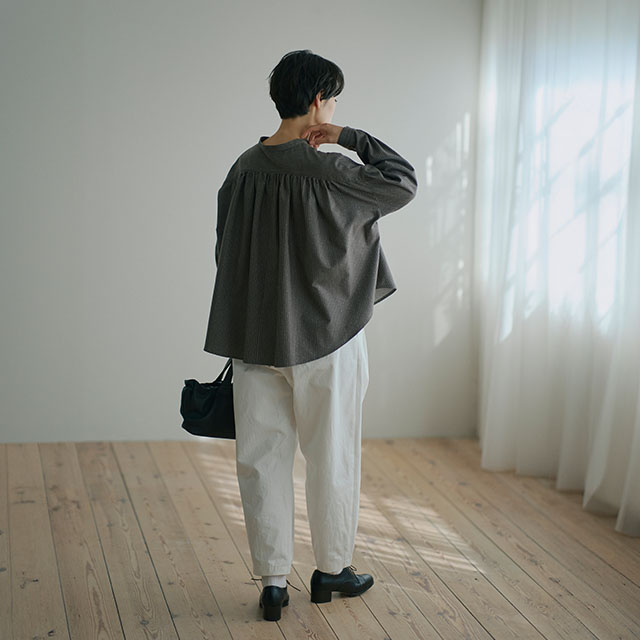 やわらかネルのバックギャザーブラウス