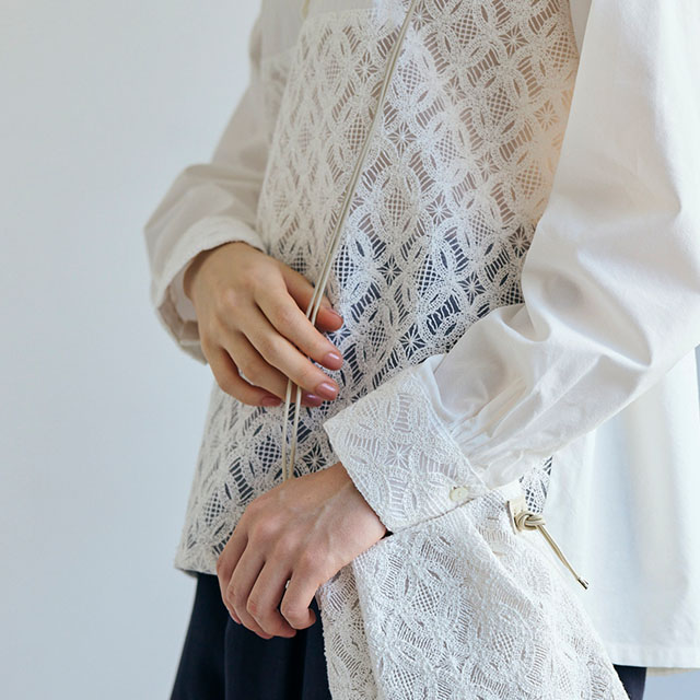 刺繍のブラウス