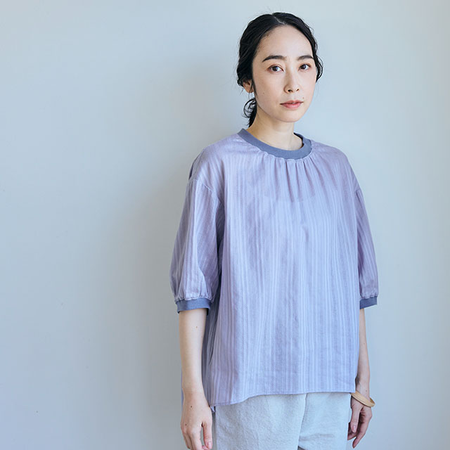 からみ織のプルオーバー