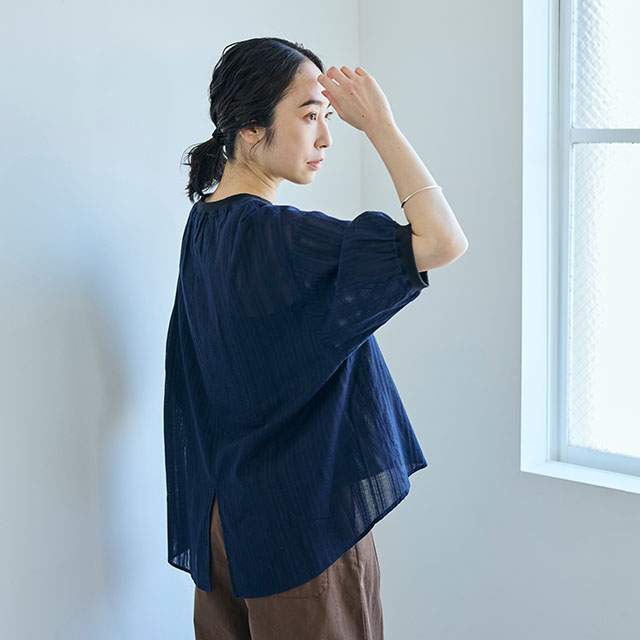 からみ織のプルオーバー