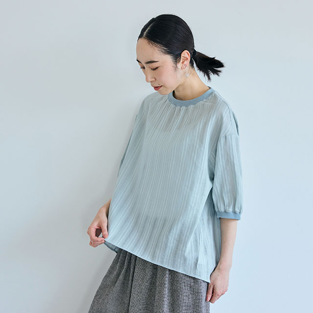 からみ織のプルオーバー