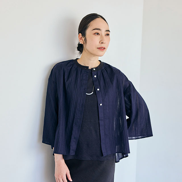 からみ織の羽織りブラウス