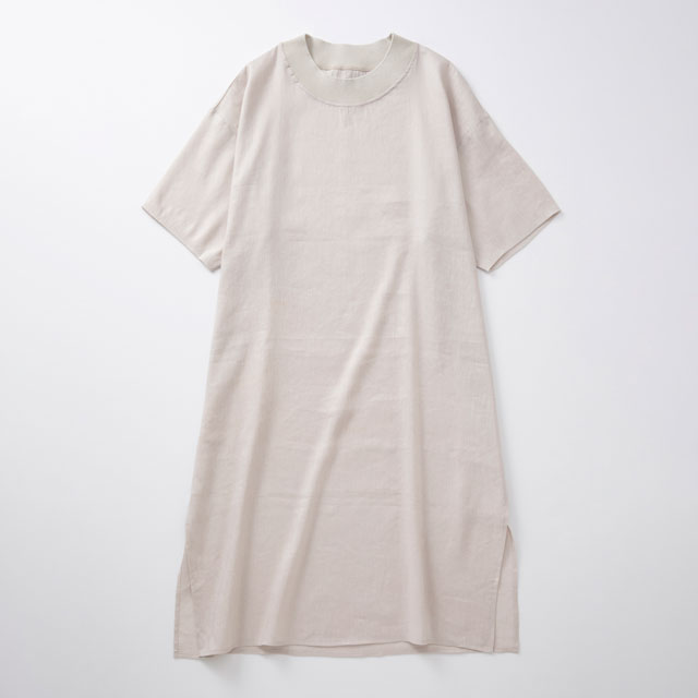 とろみ麻のＴシャツチュニック
黒