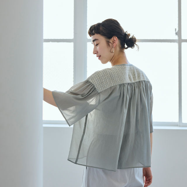 ラッセル編みのプルオーバー