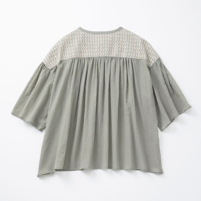 ラッセル編みのプルオーバー