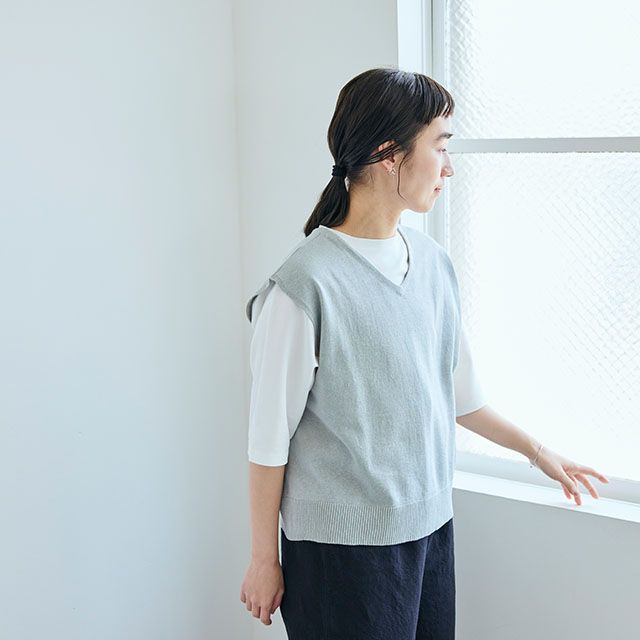 綿麻のニットベスト