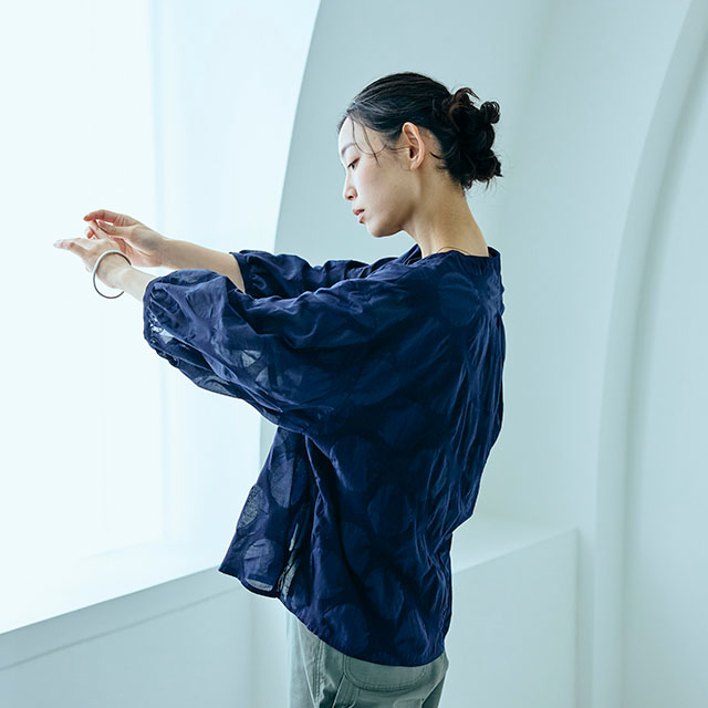 塩縮水玉のブラウス