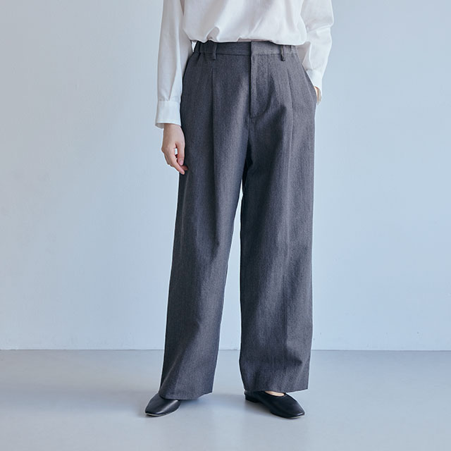 季節をとおして使える定番ボトムス