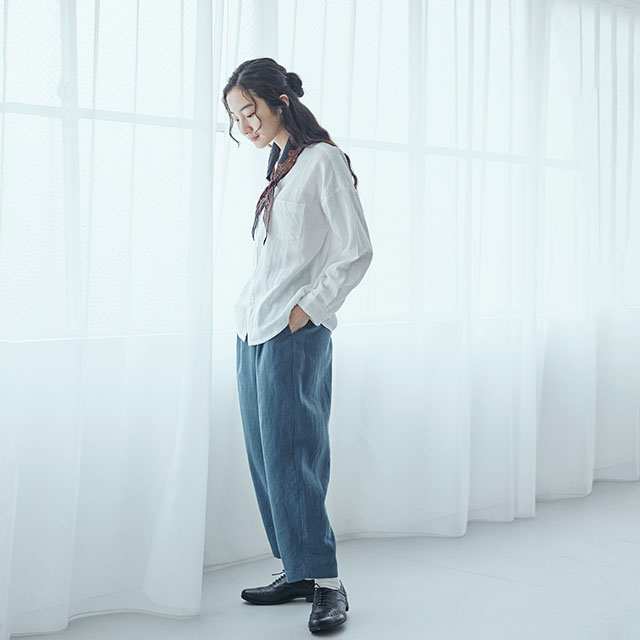 【WEB限定】麻の高密度織 タックパンツ 青緑