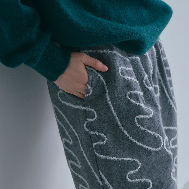 布ぬのパンツ　テーパード　羽モール刺繍