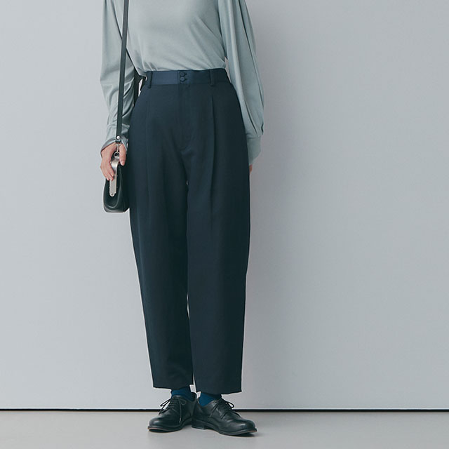 リネンコットンとサテンのテーパードパンツ