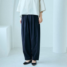 薄手の高密度タックパンツ