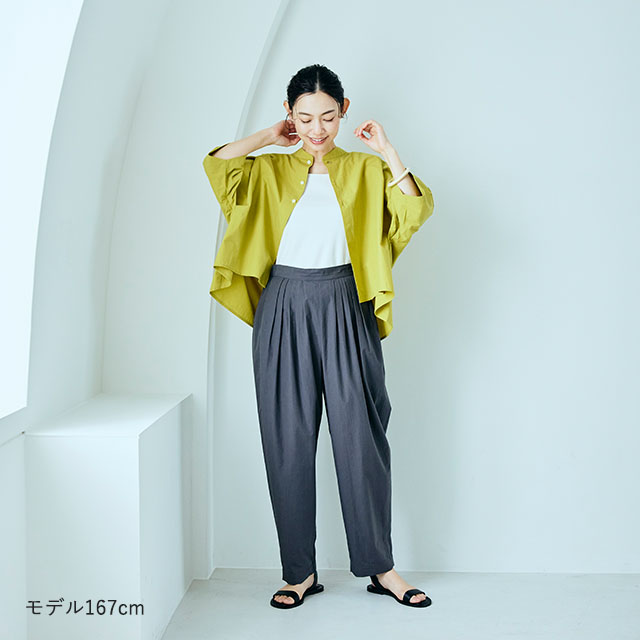 薄手の高密度タックパンツ