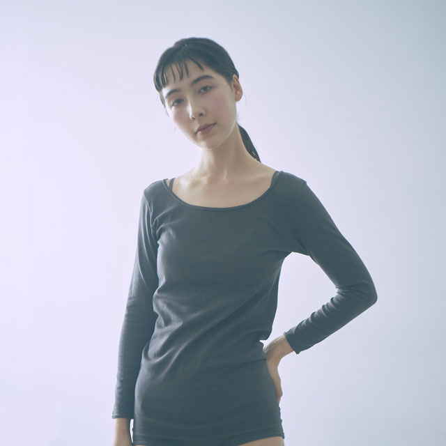 スーピマコットンとシルクの混紡糸で編んだ生地を使った、優しいストレッチ感があるシリーズです。お腹は冷やさないよう着丈を長めに、上に着た服から見えないよう袖丈は短め、襟ぐりも横に広くしています。脇に縫い目が無く縫い目でごろつきません。