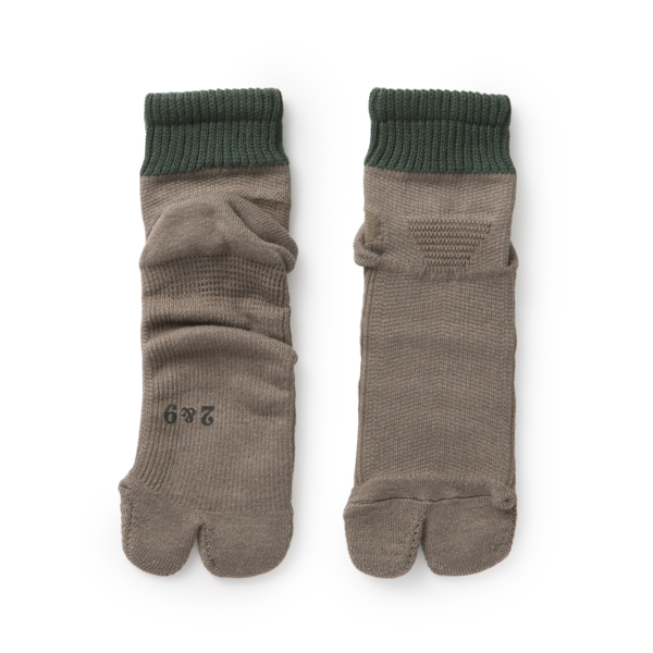 山を登るくつした