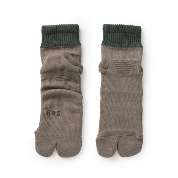 山を登るくつした