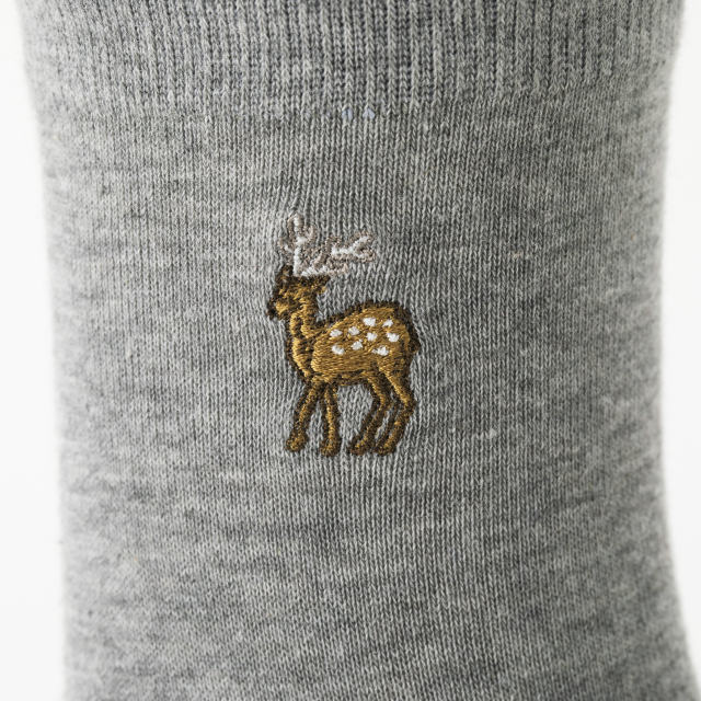 鹿の刺繍くつした