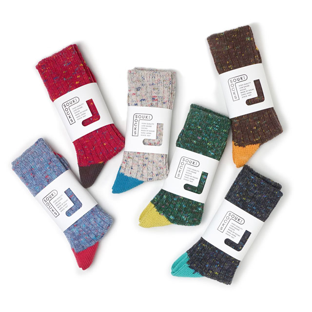 あたたかさと自然な風合いのアップサイクルウールや、速乾性と丈夫さをプラスするリサイクルポリエステルなど空気を多く含んだ軽くて暖かな素材を加えることで、ふっくらとした履き心地に。アクセントに、カラフルな絣（かすり）糸をプラスして履いたときの表情も楽しいくつ下に仕上げました。