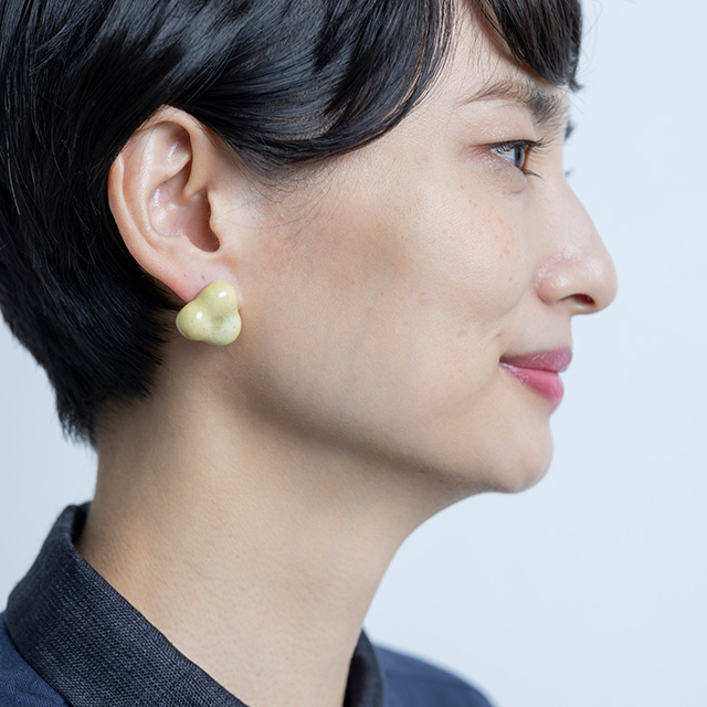 小さな工芸のピアス　信楽焼