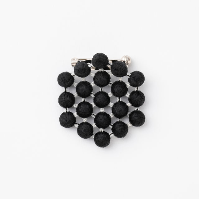 【WEB限定】000(トリプル・オゥ)　ハニカムブローチ
