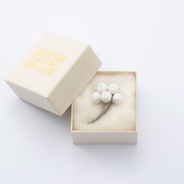 季節のブローチ