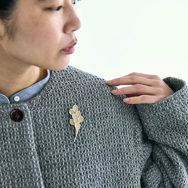 季節のブローチ