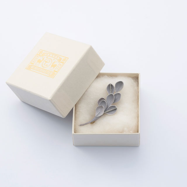 季節のブローチ