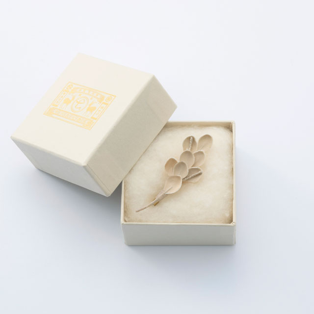 季節のブローチ