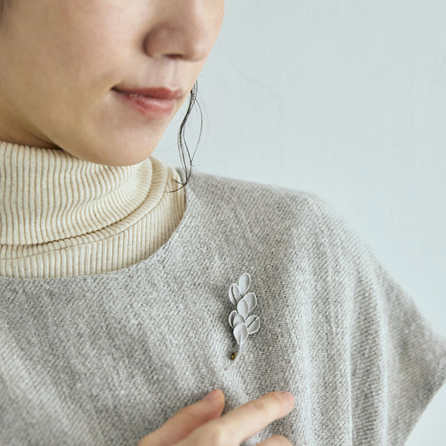 季節のブローチ