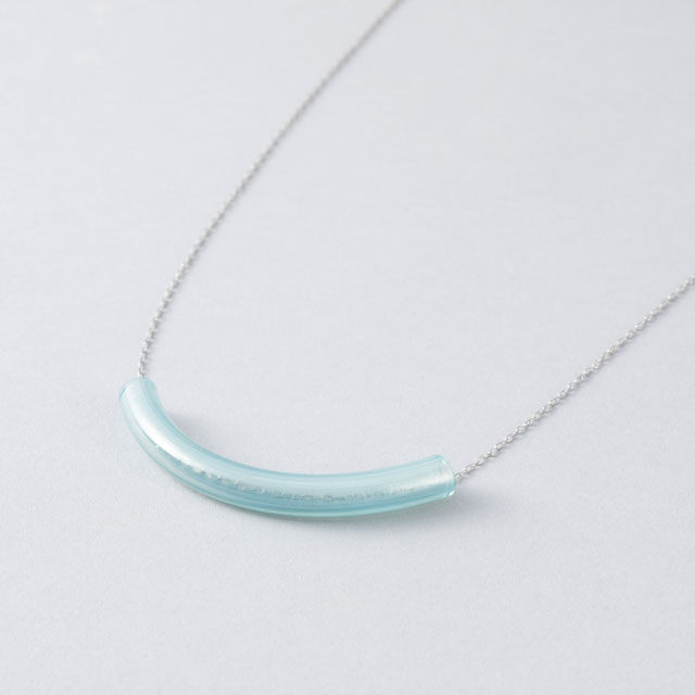 宙吹きガラスのネックレス