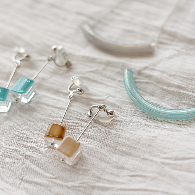 宙吹きガラスのネックレス