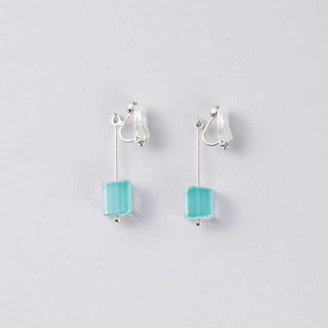 宙吹きガラスのイヤリング