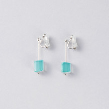 宙吹きガラスのイヤリング