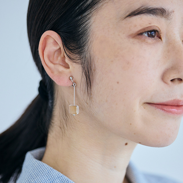 宙吹きガラスのイヤリング